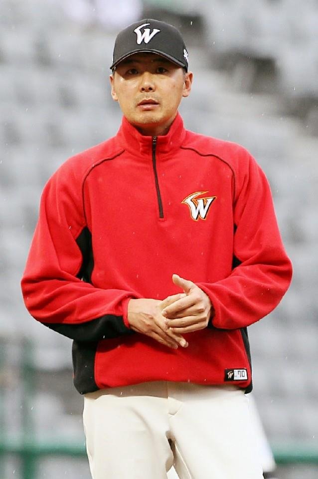 KBO's Wyverns hire new manager