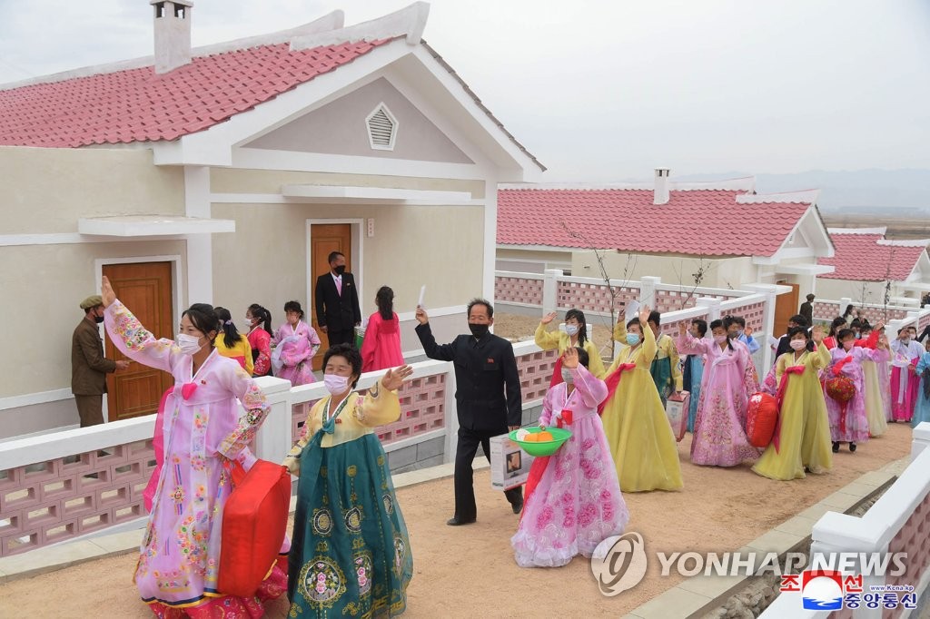 북한, '수해 복구' 지역 새집들이 행사