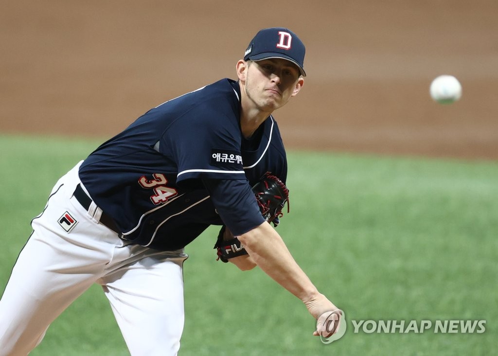 Chris Flexen of the Doosan Bears pitches against the KT Wiz in the bottom of the first inning of Game 1 of the Korea Baseball Organization second-round postseason series at Gocheok Sky Dome in Seoul on Nov. 9, 2020. (Yonhap)