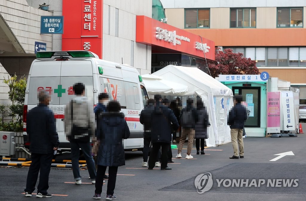 Citizens wait in line at a hospital in central Seoul on Nov. 10, 2020, to receive COVID-19 tests. (Yonhap) 