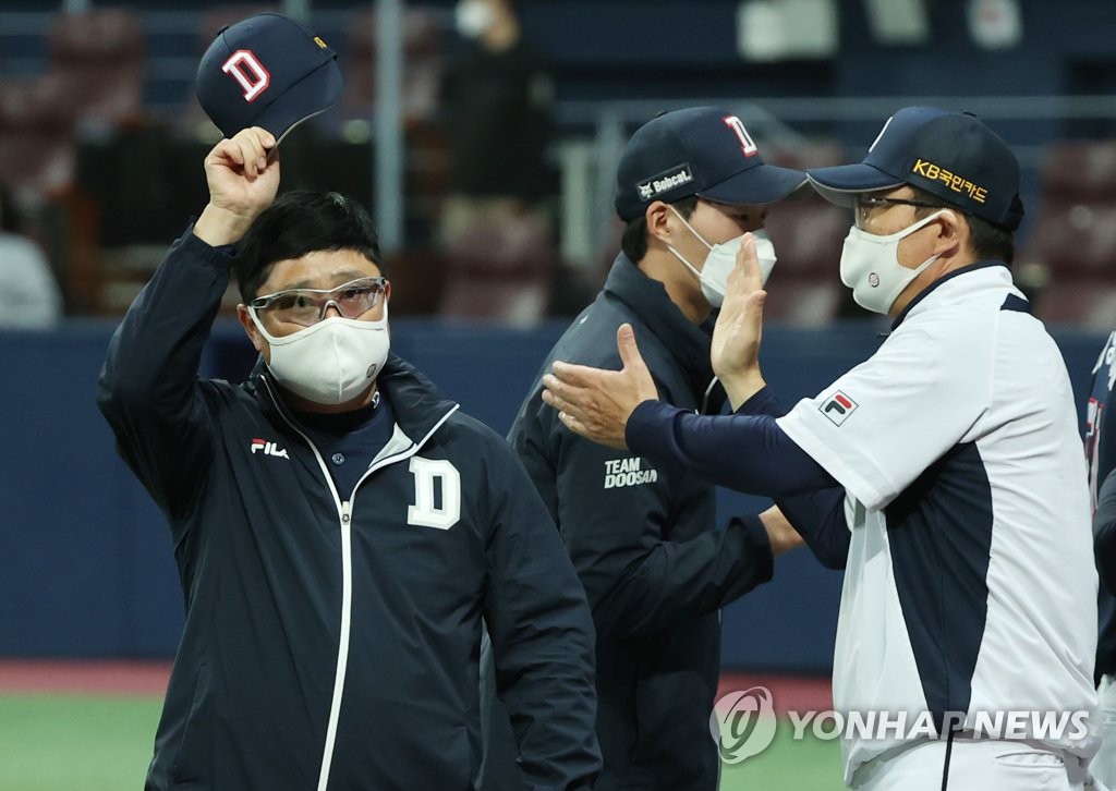 Doosan Bears' manager Kim Tae-hyoung (L) salutes the crowd after beating the KT Wiz 4-1 in Game 2 of the Korea Baseball Organization second-round postseason series at Gocheok Sky Dome in Seoul on Nov. 10, 2020. (Yonhap)