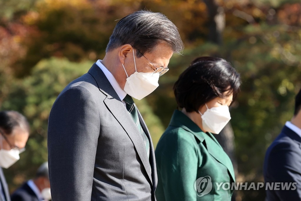 This photo shows President Moon Jae-in (L) and first lady Kim Jung-sook observing a moment of silence for veterans on the occasion of the International Memorial Day for U.N. Korean War Veterans, at Cheong Wa Dae in Seoul on Nov. 11, 2020. (Yonhap)