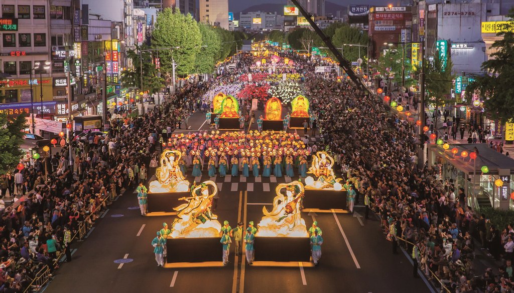 This file photo, provided by the Cultural Heritage Administration on Nov. 17, 2020, shows a lantern lighting festival taking place in the country. (PHOTO NOT FOR SALE) (Yonhap)