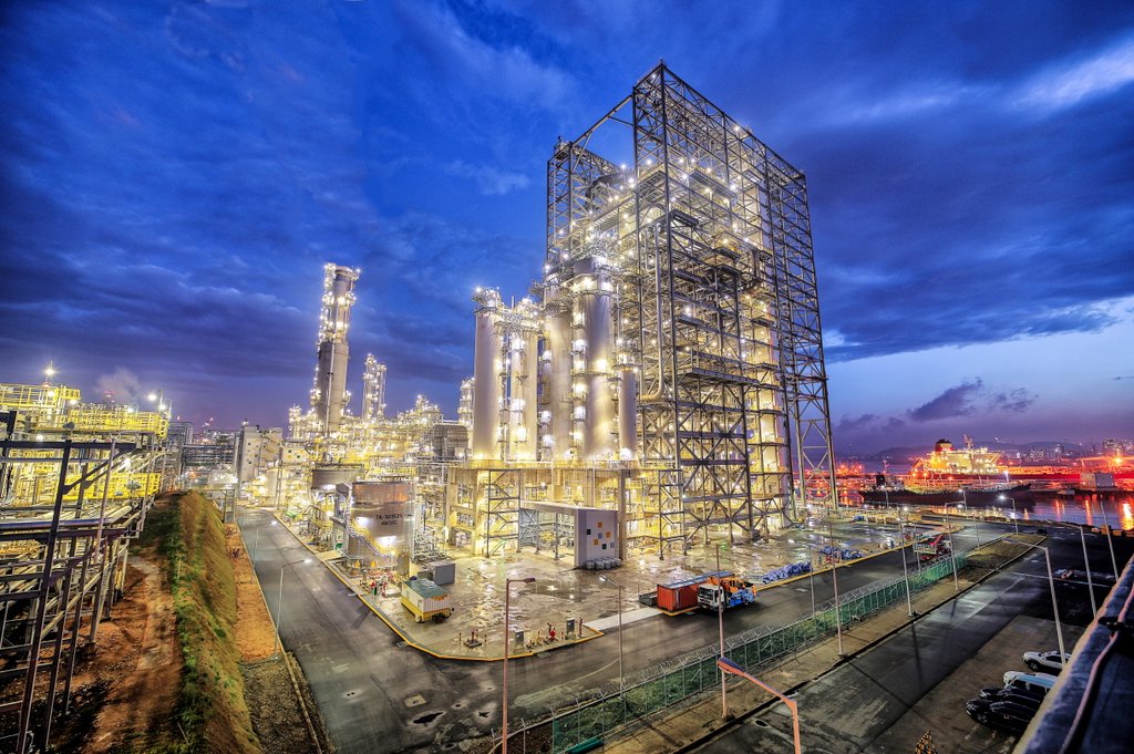 S-Oil Corp.'s petrochemical factory in Ulsan, 414 kilometers southeast of Seoul, is seen in this photo provided by the South Korean refiner on Nov. 17, 2021. (PHOTO NOT FOR SALE) (Yonhap)