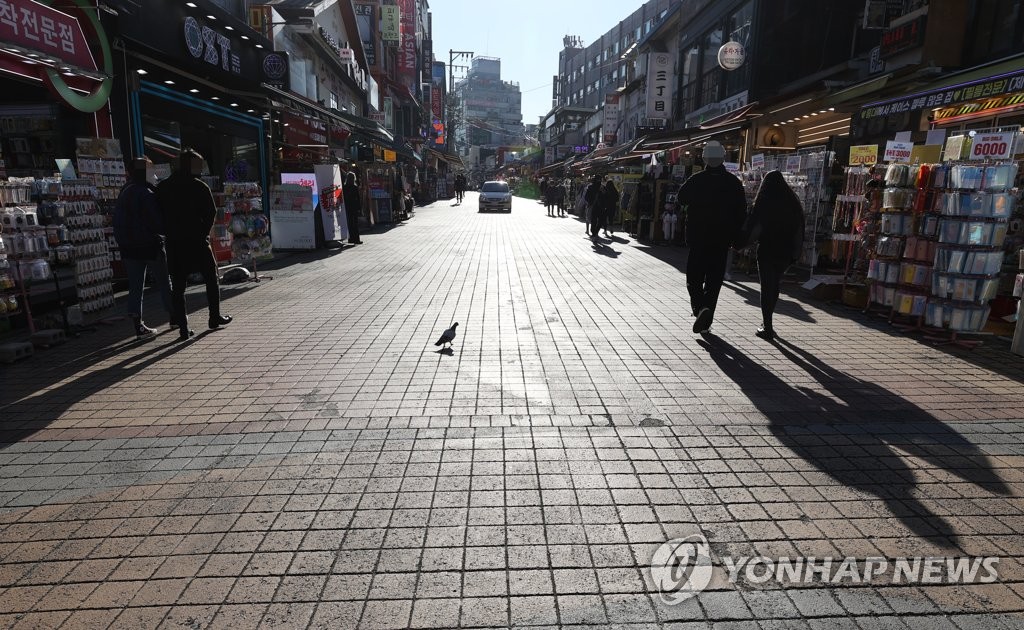 ソウルの繁華街、弘大の通りが閑散としている＝２３日、ソウル（聯合ニュース）