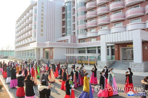 북한 신의주방직공장 노동자 기숙사 준공