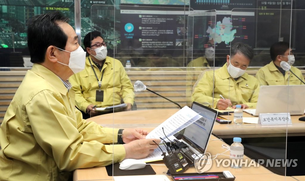 Prime Minister Chung Sye-kyun (L) presides over a meeting of the Central Disaster and Safety Countermeasure Headquarters in Seoul to discuss whether to raise the country's social distancing level on Dec. 6, 2020. (Yonhap) 