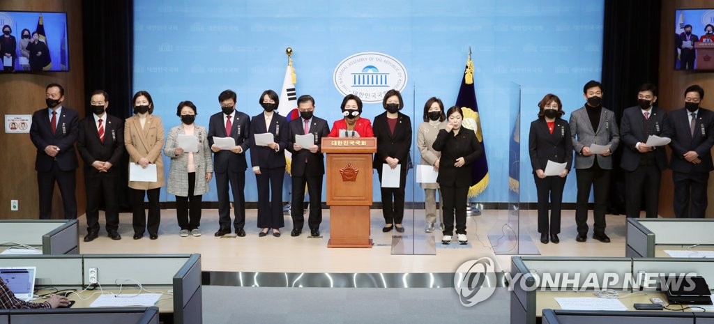 A group of first-term People Power Party lawmakers announces a decision to join the party's filibuster during a press conference on Dec. 11, 2020. (Yonhap)