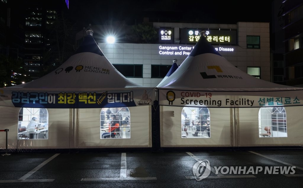 Lights are switched on during the night at a makeshift clinic in southern seoul on Dec. 13, 2020. (Yonhap)