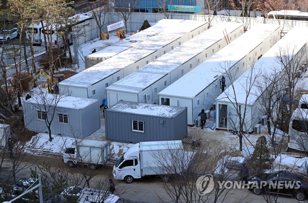 ソウル医療院の敷地内にコンテナを活用した臨時病床が設置されている＝１４日、ソウル（聯合ニュース）