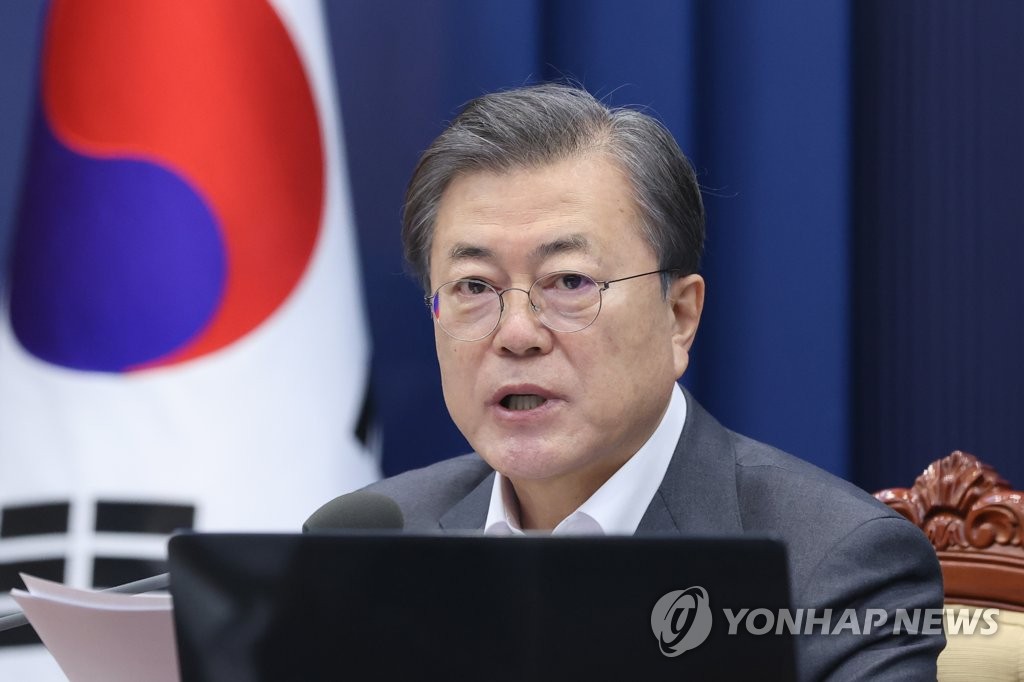 El presidente, Moon Jae-in, preside una reunión del Gabinete, el 15 de diciembre de 2020, en la oficina presidencial, Cheong Wa Dae, en Seúl.