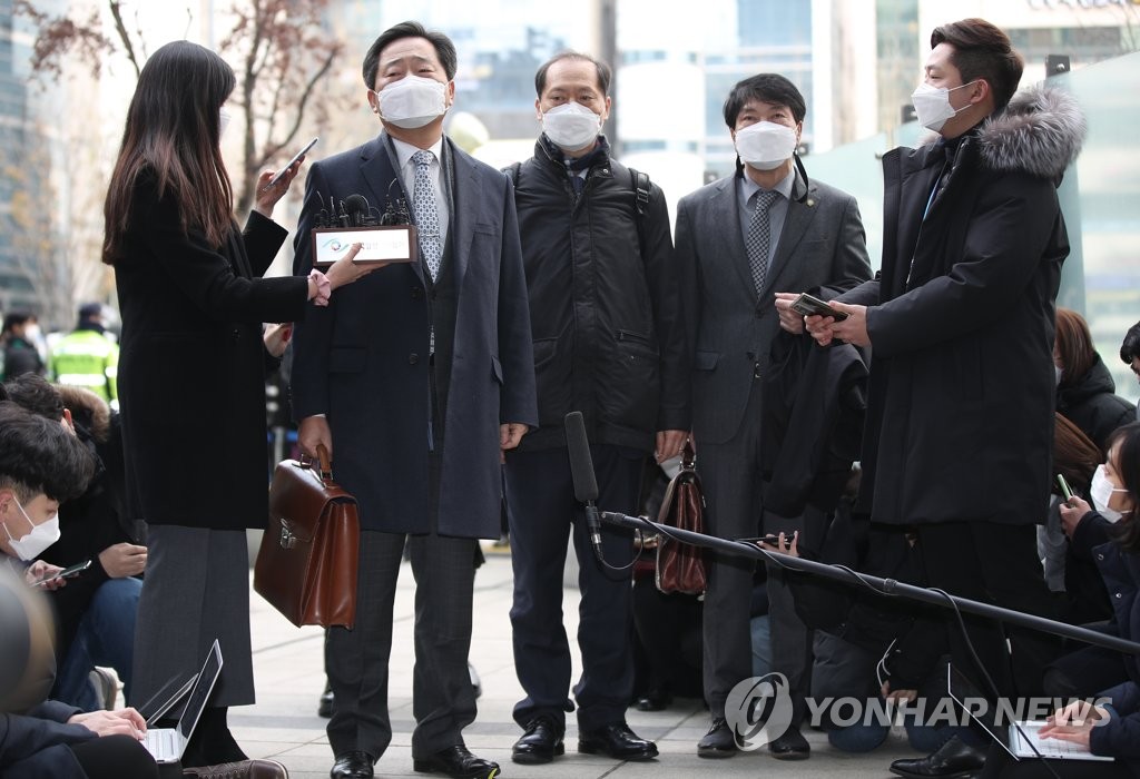 Lee Suk-oong (2nd from L), a member of Prosecutor General Yoon Seok-youl's legal team, speaks to reporters after arriving at the Seoul Administrative Court on Dec. 22, 2020, to attend a hearing to decide whether to allow an injunction filed by Yoon against the justice ministry's disciplinary action to suspend him for two months over alleged misconduct. (Yonhap)