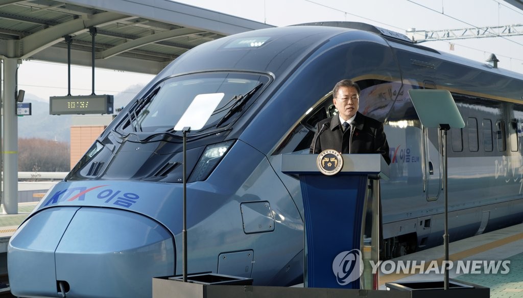(LEAD) Aboard new bullet train, Moon unveils S. Korea's rail-driven growth vision