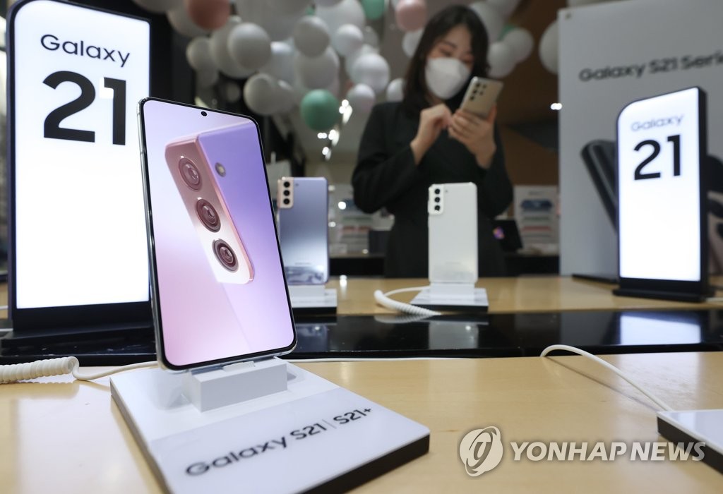 This file photo taken Jan. 15, 2021, shows Samsung Electronics Co.'s Galaxy S21 series smartphones displayed at a store in Seoul. (Yonhap) 