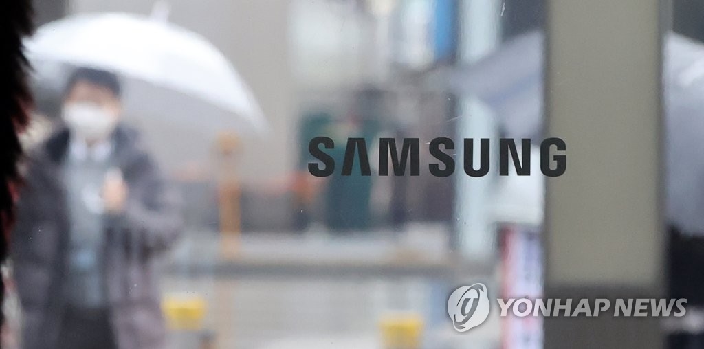 This photo, taken on Jan. 26, 2021, shows the corporate logo of Samsung Electronics Co. at its office building in Seoul. (Yonhap)