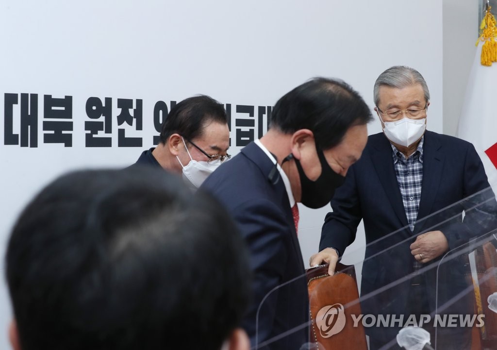 대북 원전 의혹 긴급 대책회의 참석한 김종인 비대위원장