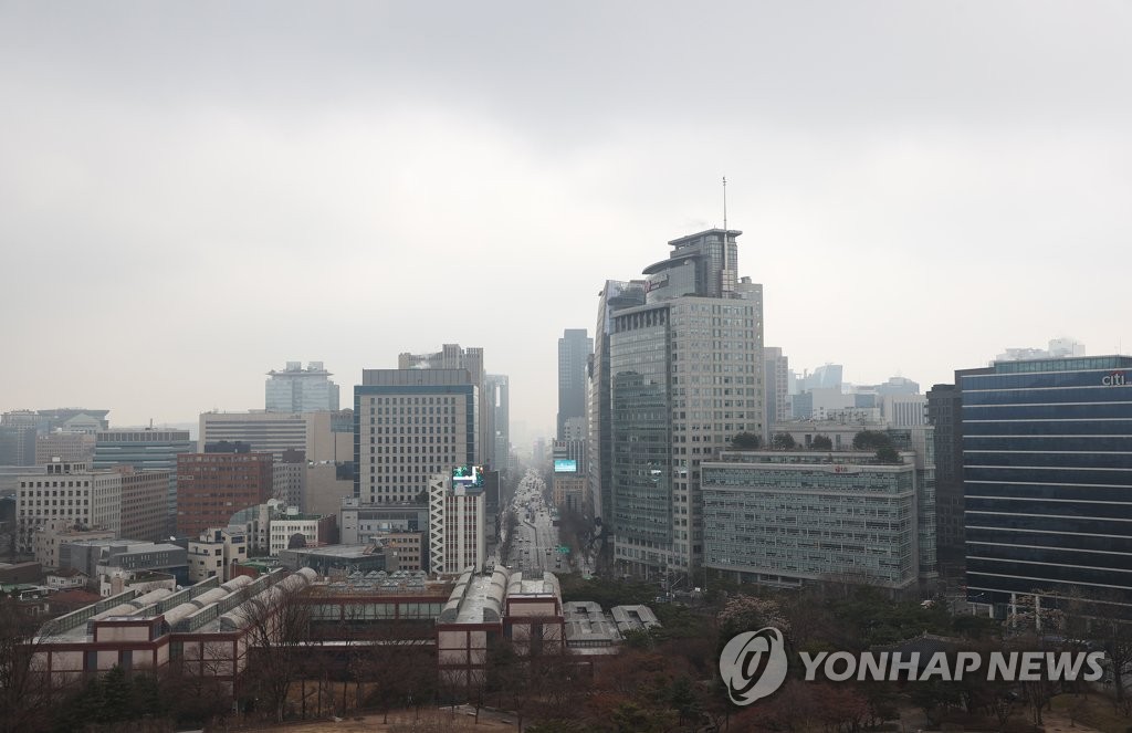Le ciel à Séoul semble brumeux le 1er février 2021, alors que l'agence météorologique a émis le niveau d'alerte «mauvais» pour les particules fines dans la zone de la capitale.