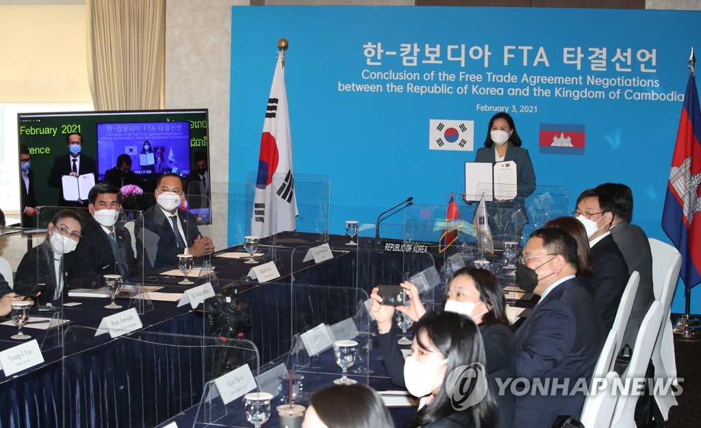 한-캄보디아 FTA 타결…공동선언문 든 유명희 본부장 