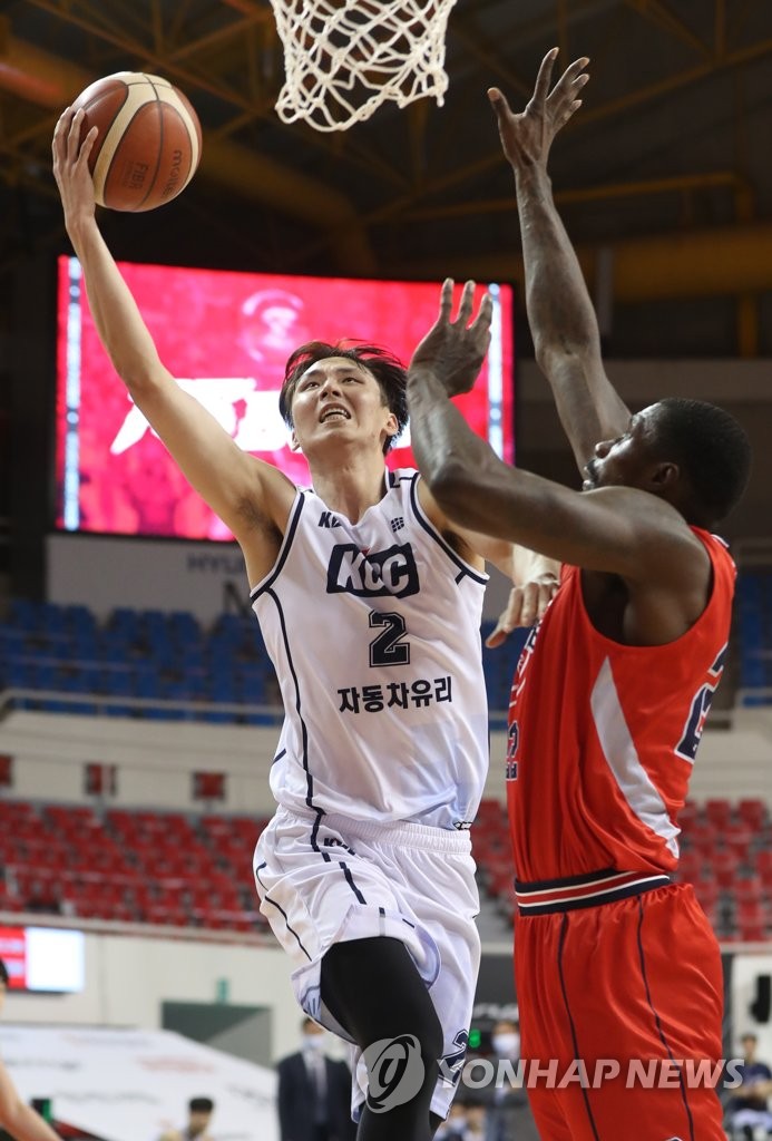 Song Gyo-chang shoots against McClean