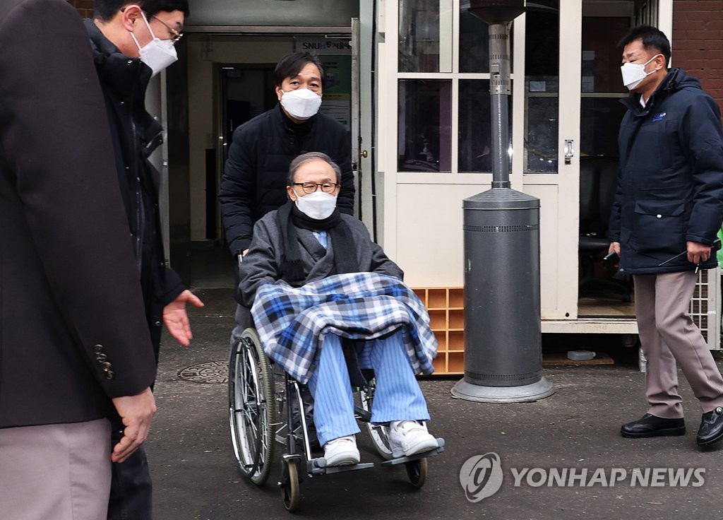 This Feb. 10, 2021, file photo shows former President Lee Myung-bak leaving the Seoul National University Hospital in central Seoul to return to a detention center in Anyang, just south of Seoul. (Yonhap)