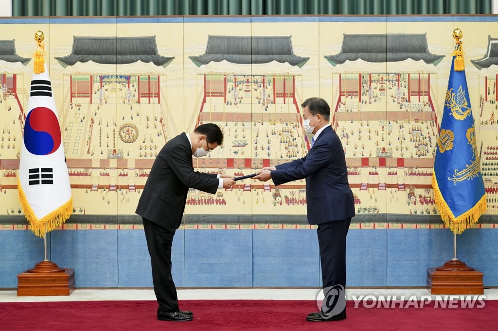 President Moon Jae-in (R) gives new Foreign Minister Chung Eui-yong a certificate of appointment during a ceremony at Cheong Wa Dae in Seoul on Feb. 15, 2021. (Yonhap)