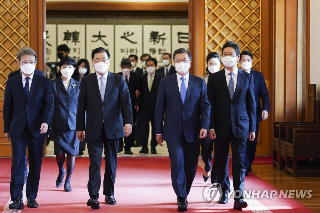 President Moon Jae-in (2nd from R) walks toward a meeting room at Cheong Wa Dae in Seoul shortly after giving letters of appointment to Foreign Minister Chung Eui-yong (3rd from L), Culture Minister Hwang Hee (R) and SMEs and Startups Minister Kwon Chil-seung (L). (Yonhap)