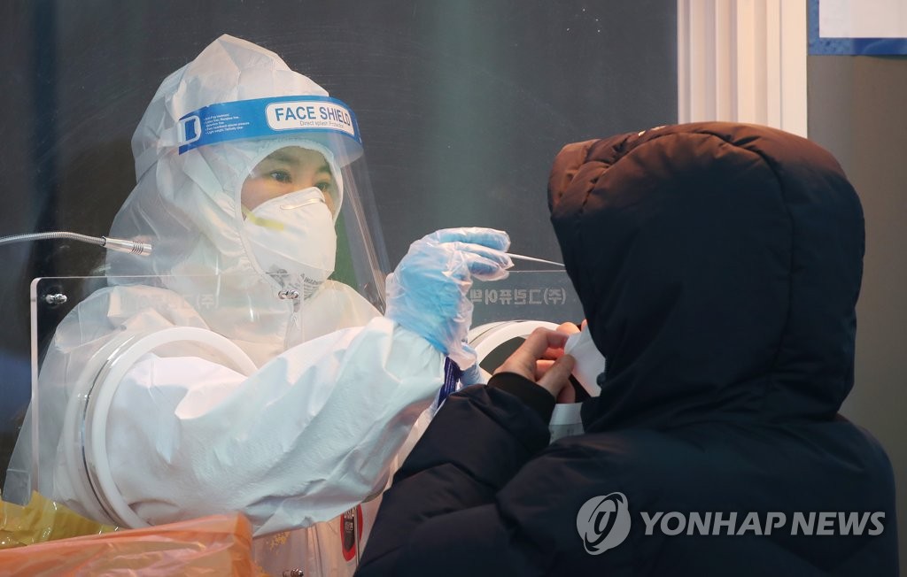 검체 채취하는 의료진