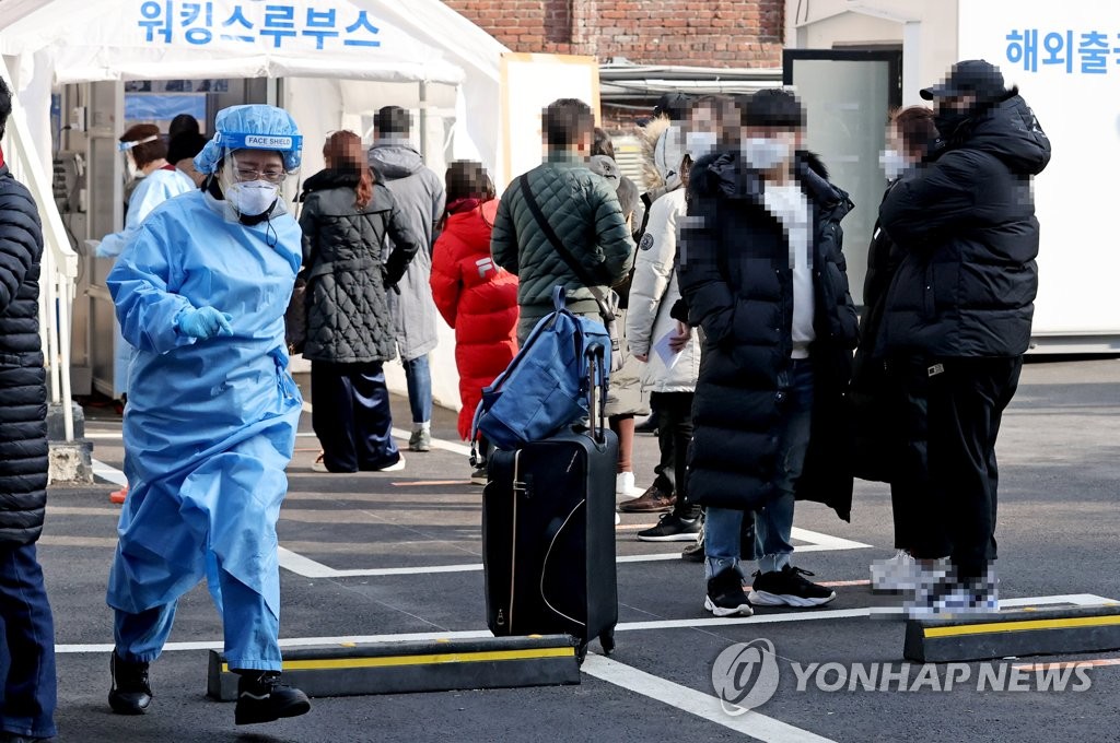 Citizens wait to receive COVID-19 tests at a makeshift clinic in Seoul on Feb. 21, 2021. (Yonhap)