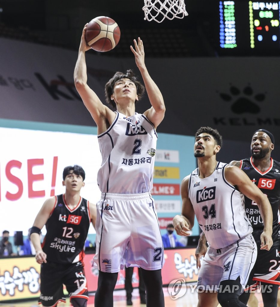 01st Apr, 2021. Song Kyu-chang in action Jeonju KCC Egis' Song Kyu-chang  passes the ball during a Korean Basketball League game against the Seoul  Samsung Thunders at Jeonju Gymnasium in Jeonju, North