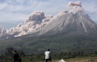 열하루째 분화 중인 인도네시아 시나붕 화산