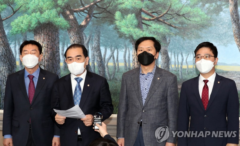 Rep. Thae Yong-ho (2nd from L), a former London-based North Korean diplomat who defected to South Korea with his family in 2016, and other lawmakers of the main opposition People Power Party hold a news conference in the lobby of the government complex in Seoul on March 15, 2021, during a visit to Unification Minister Lee In-young to protest the delay of the launch of a state-run North Korean human rights foundation. (Yonhap)