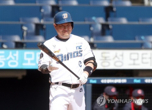 LEAD) Choo Shin-soo re-signs for 1 more year with KBO club Landers