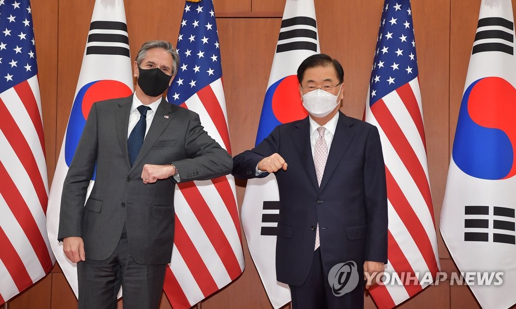 South Korean Foreign Minister Chung Eui-yong (R) and U.S. Secretary of State Antony Blinken bump elbows prior to their talks at the foreign ministry in Seoul on March 17, 2021. (Pool photo) (Yonhap)