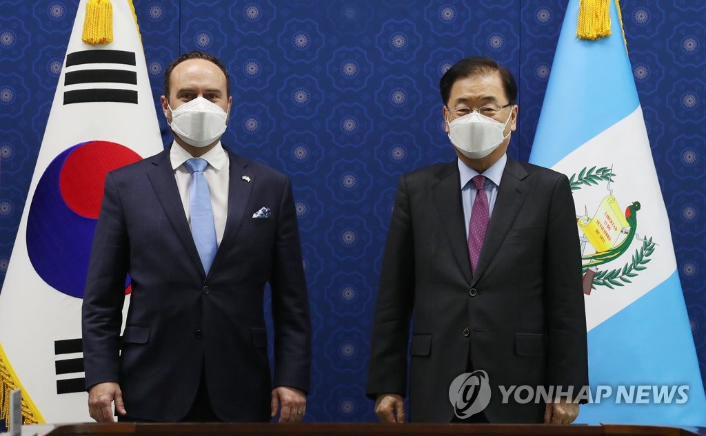 El ministro de Asuntos Exteriores de Corea del Sur, Chung Eui-yong (dcha.), y su homólogo de Guatemala, Pedro Brolo Vila, posan para una fotografía, el 19 de marzo de 2021, en la Cancillería, en Seúl, antes de sostener una reunión bilateral.