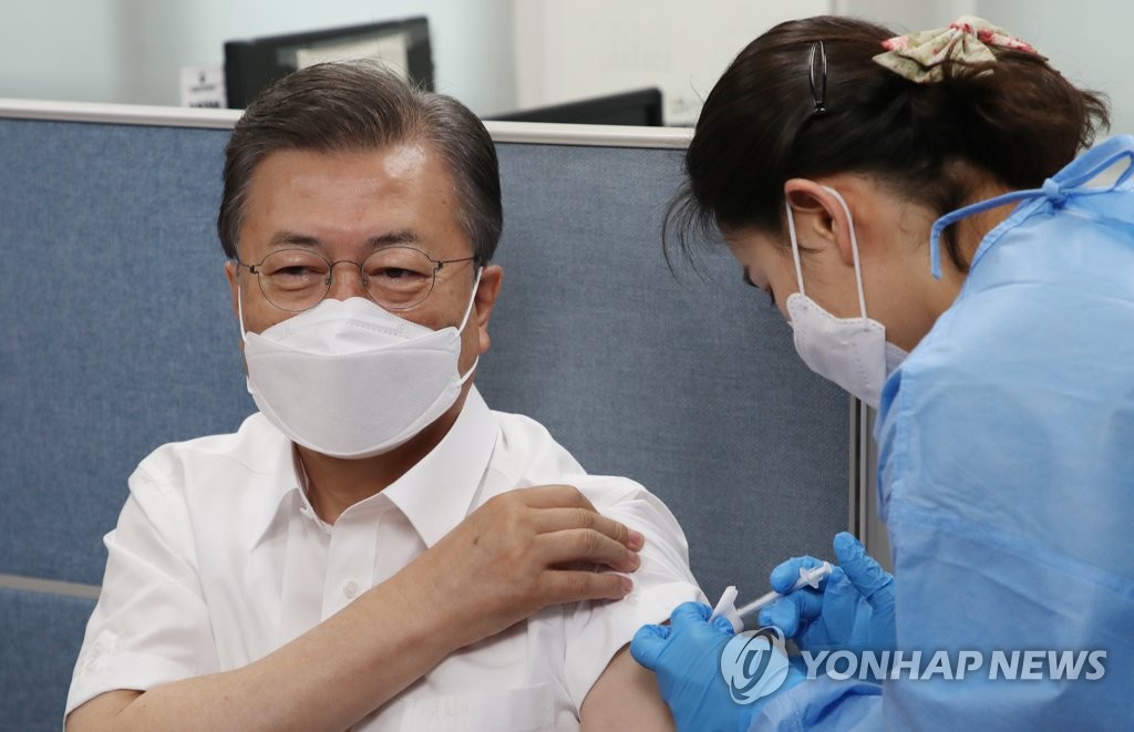 (LEAD) Moon gets AstraZeneca vaccine shot to join G-7 summit in Britain