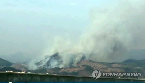 홍천군 화촌면서 산불…헬기 2대·66명 투입해 진화 중