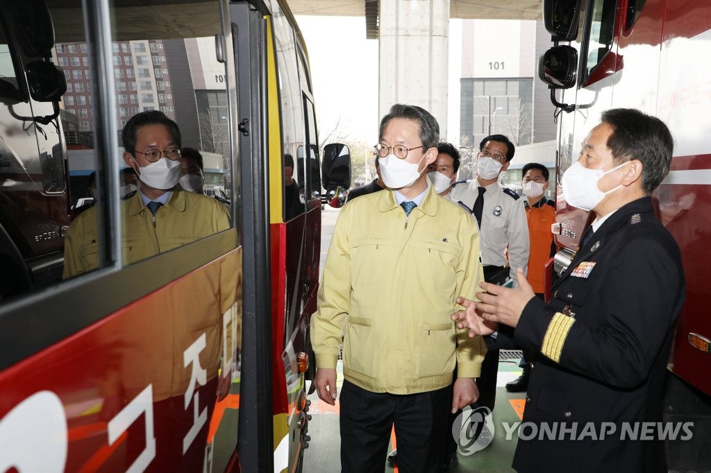 송파소방서 코로나19 방역 점검하는 김희겸 재난안전관리본부장