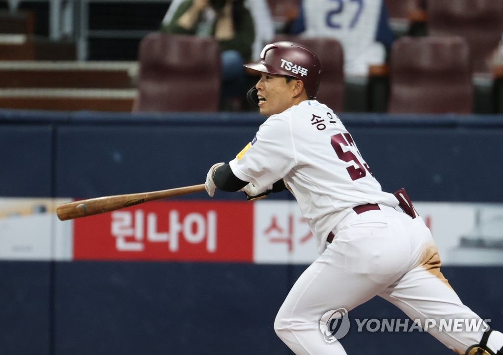 In this file photo from April 3, 2021, Song Woo-hyun of the Kiwoom Heroes hits a two-run single against the Samsung Lions in the bottom of the sixth inning of a Korea Baseball Organization regular season game at Gocheok Sky Dome in Seoul. (Yonhap)