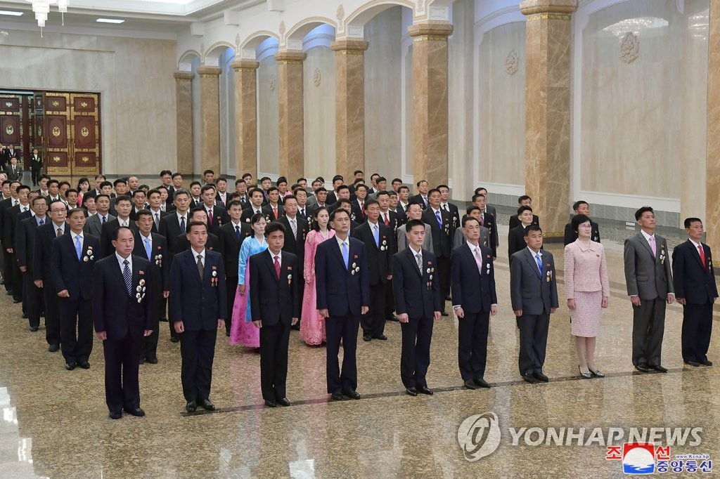 금수산태양궁전 참배하는 북한 당세포비서들