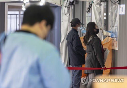 People are tested for COVID-19 at a temporary testing center at Seoul Station in central Seoul on April 8, 2021. (Yonhap)