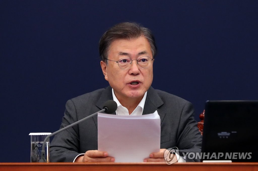 Le président Moon Jae-in s'exprime lors d'une réunion du cabinet à Cheong Wa Dae à Séoul, le 9 novembre 2021.