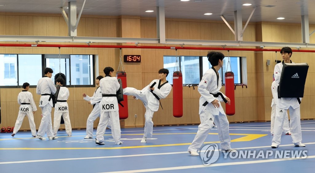 South Korean taekwondo practitioners train at the Jincheon National Training Center in Jincheon, 90 kilometers south of Seoul, on April 14, 2021. (Yonhap)