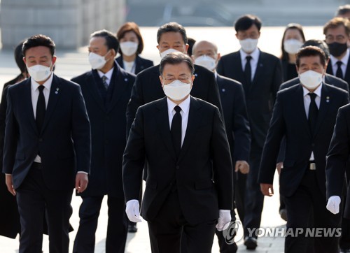 国立４・１９民主墓地を参拝した文大統領（中央）＝１９日、ソウル（聯合ニュース）