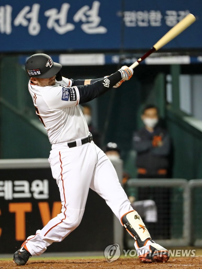 In this file photo from April 21, 2021, Ryon Healy of the Hanwha Eagles hits an RBI double against the Kiwoom Heroes in the bottom of the fifth inning of a Korea Baseball Organization regular season game at Hanwha Life Eagles Park in Daejeon, 160 kilometers south of Seoul. (Yonhap)