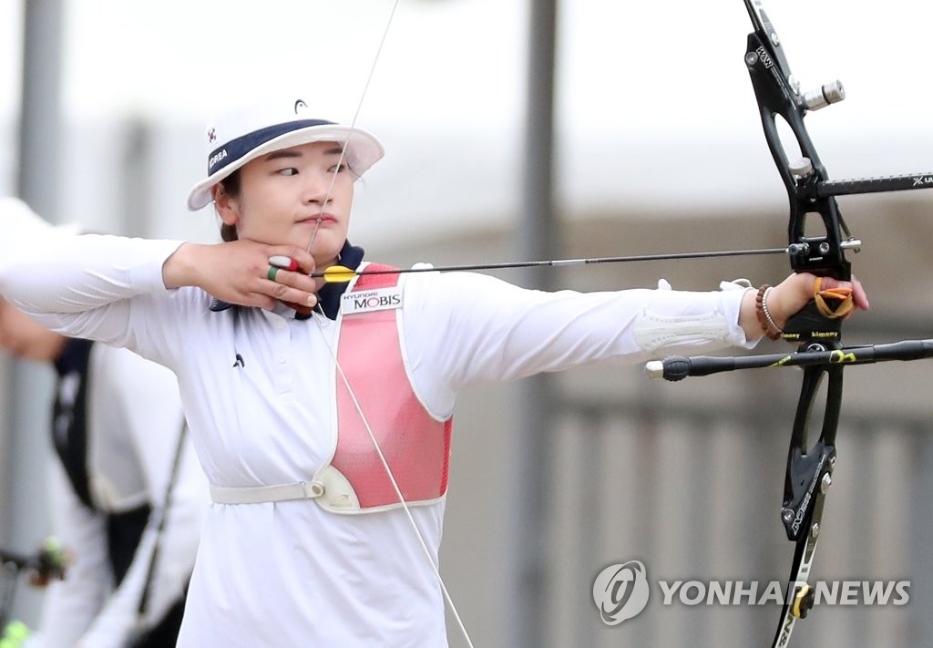 L'archère sud-coréenne Kang Chae-young participe aux essais olympiques sur le terrain de tir à l'arc de Wonju, à 130 kilomètres à l'est de Séoul, le 23 avril 2021.