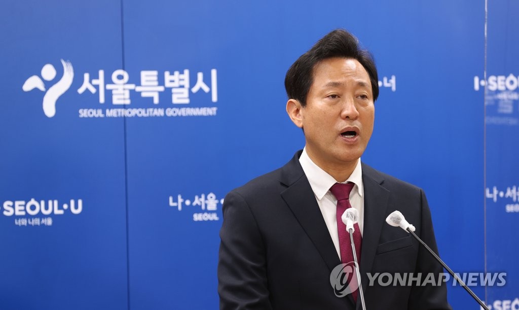 (LEAD) Seoul mayor says he will continue restructuring of Gwanghwamun Square