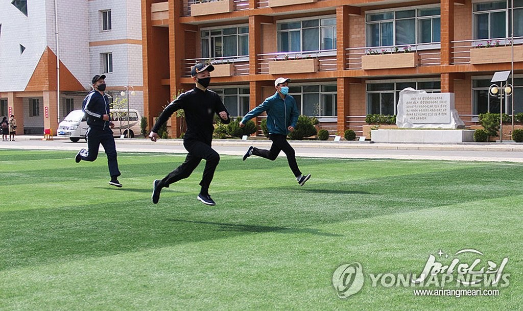 체육시간에 운동장에서 뛰는 북한 고등학생들