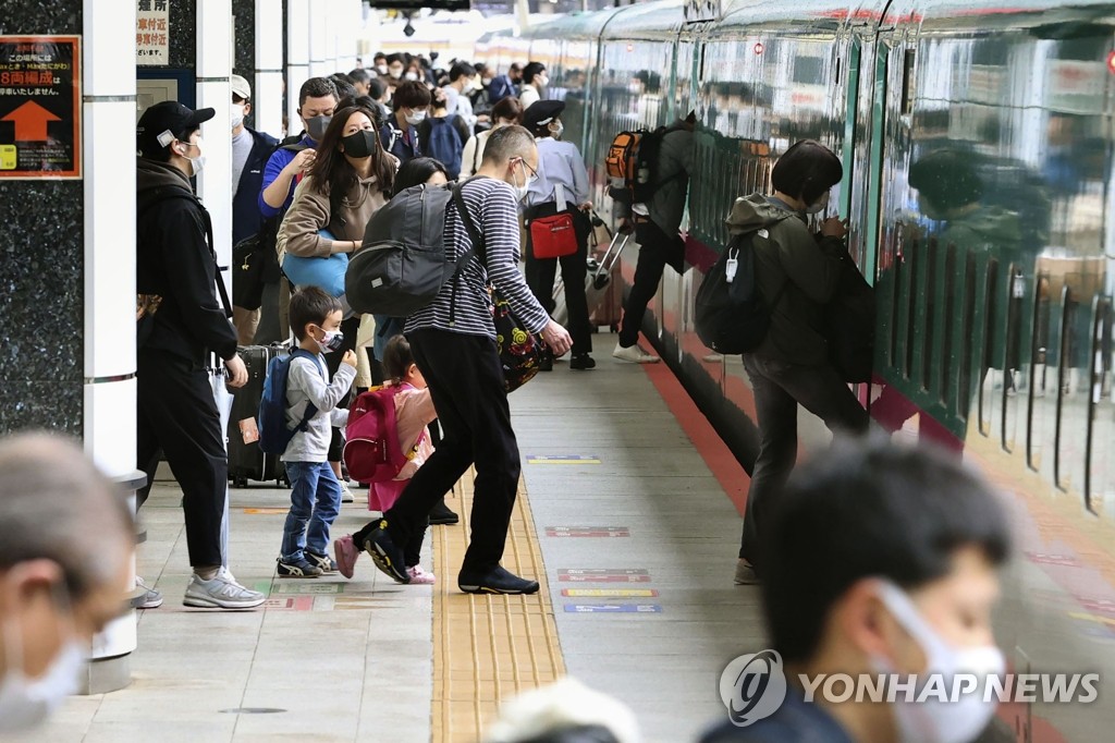 일본 황금연휴 첫날 승객들로 붐비는 도쿄 기차역
