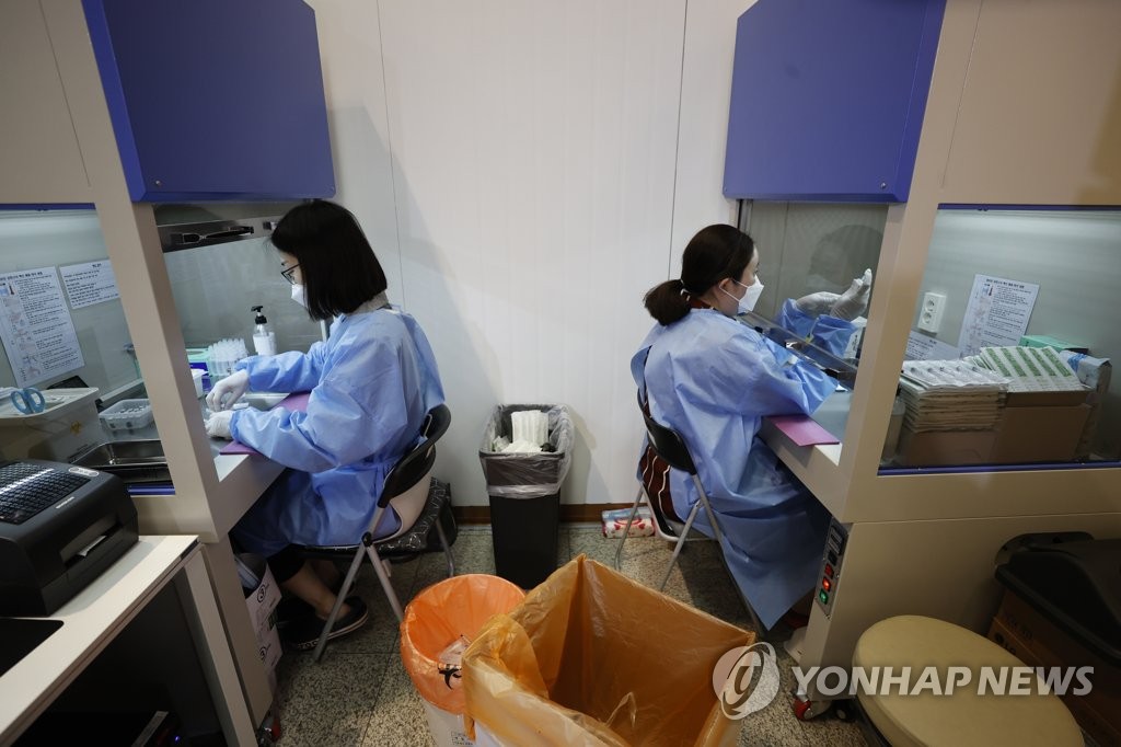 ソウルの予防接種センターでワクチンの準備をする医療従事者（資料写真）＝（聯合ニュース）