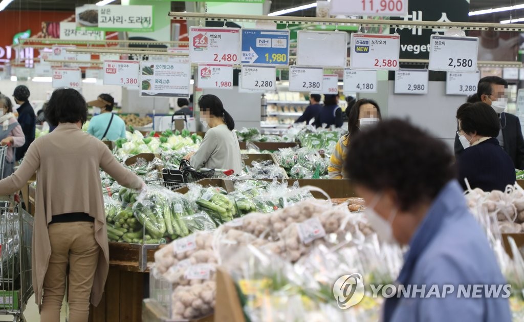 Des citoyens font des courses dans la grande surface Hanaro Mart à Yangjae, dans le sud de Séoul, le dimanche 9 mai 2021. 